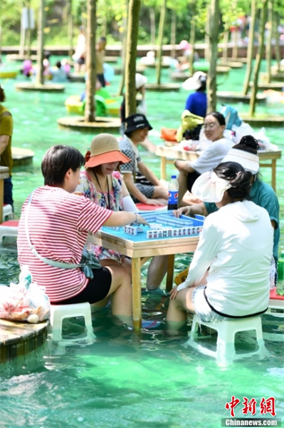 A Chengdu, on joue au ? mahjong sur l'eau ? pour profiter de la fra?cheur de l'été