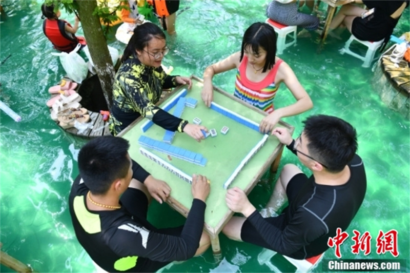 A Chengdu, on joue au ? mahjong sur l'eau ? pour profiter de la fra?cheur de l'été