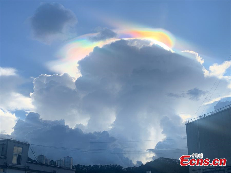 Des nuages aux couleurs de l'arc-en-ciel apparaissent dans le Yunnan