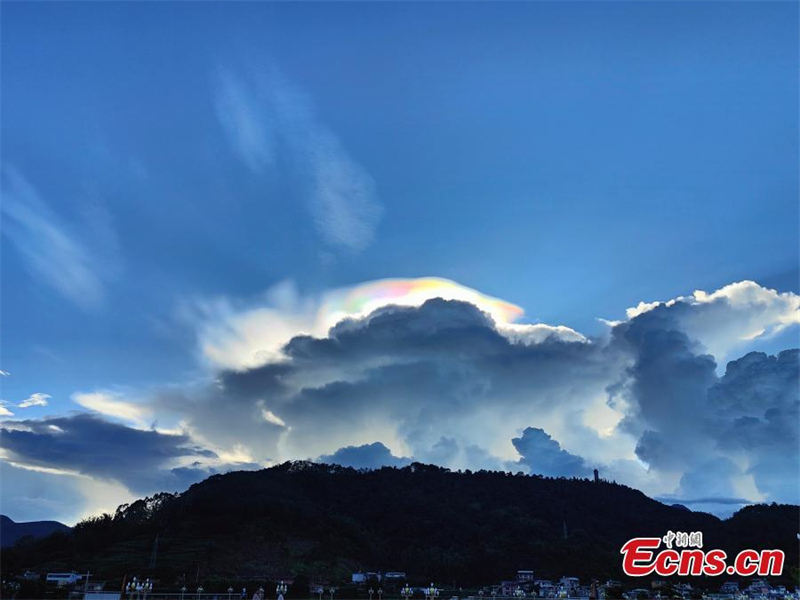 Des nuages aux couleurs de l'arc-en-ciel apparaissent dans le Yunnan