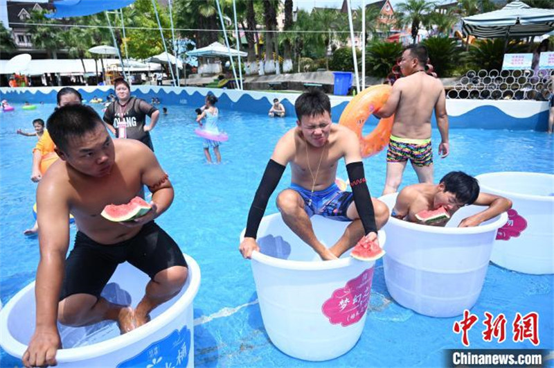 Des habitants de Chongqing mangent des pastèques assis dans des seaux de glace