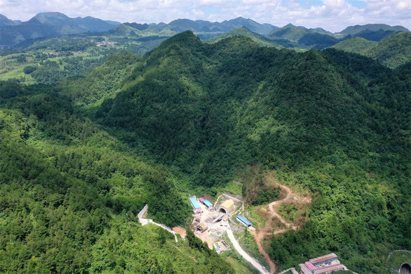 Chine : fin de la percée d'un tunnel de la ligne ferroviaire à grande vitesse Guiyang-Nanning