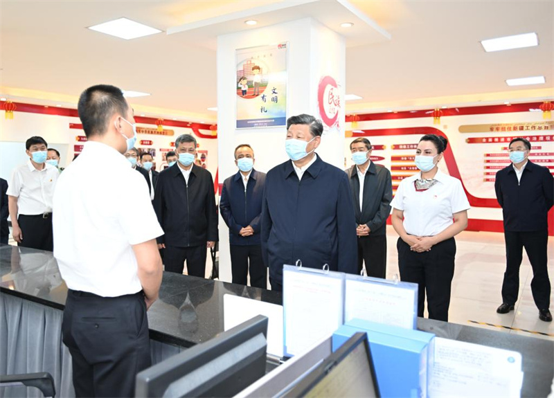 Xi Jinping inspecte Urumqi au Xinjiang