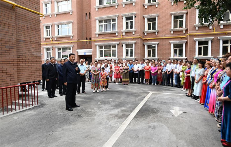 Xi Jinping inspecte Urumqi au Xinjiang