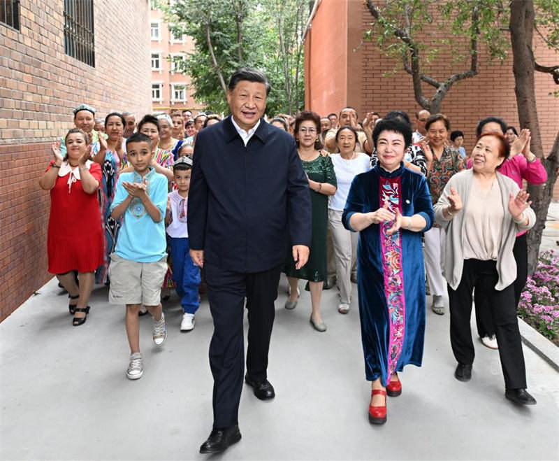 Xi Jinping inspecte Urumqi au Xinjiang