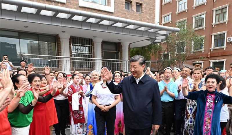 Xi Jinping inspecte Urumqi au Xinjiang