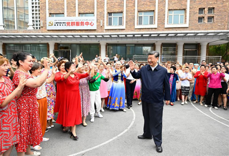 Xi Jinping inspecte Urumqi au Xinjiang