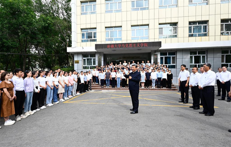 Xi Jinping inspecte Urumqi au Xinjiang