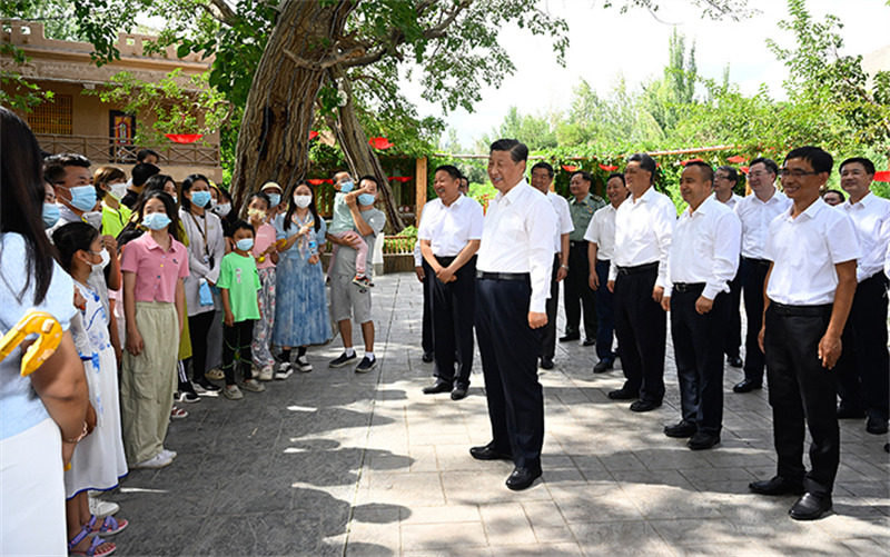 Xi Jinping inspecte la ville de Tourfan au Xinjiang