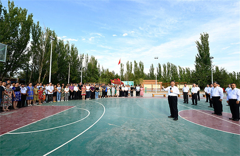 Xi Jinping inspecte la ville de Tourfan au Xinjiang