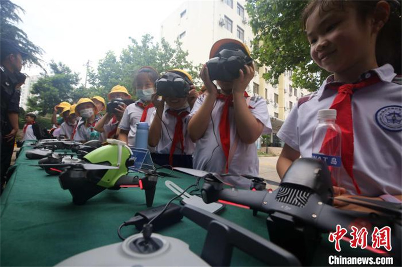 Shandong : la ? Journée portes ouvertes du camp de police ? attire plus de 100 personnes à Qingdao