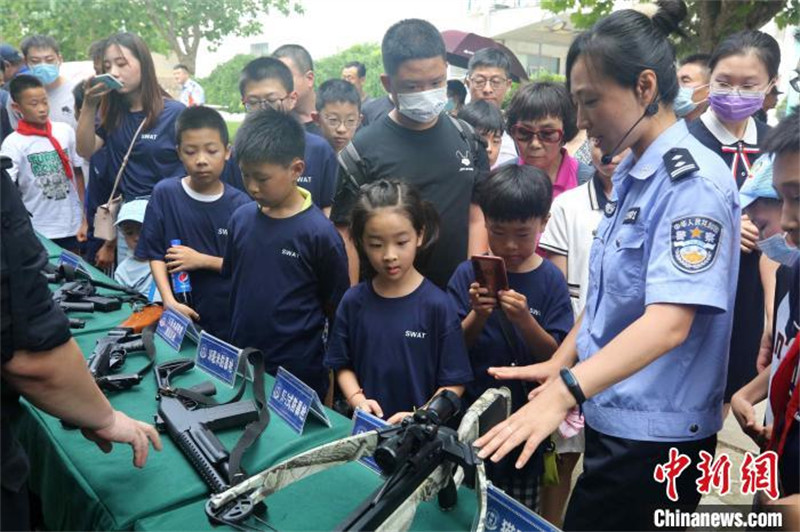 Shandong : la ? Journée portes ouvertes du camp de police ? attire plus de 100 personnes à Qingdao