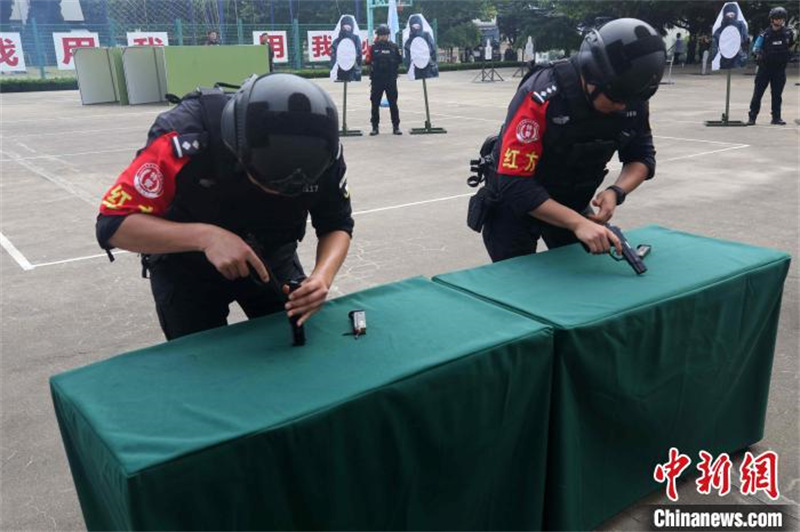 Shandong : la ? Journée portes ouvertes du camp de police ? attire plus de 100 personnes à Qingdao