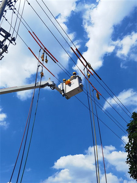  Hunan : des ouvriers électriciens travaillent dans les nuages pour garantir aux habitants de Changsha une fra?cheur estivale