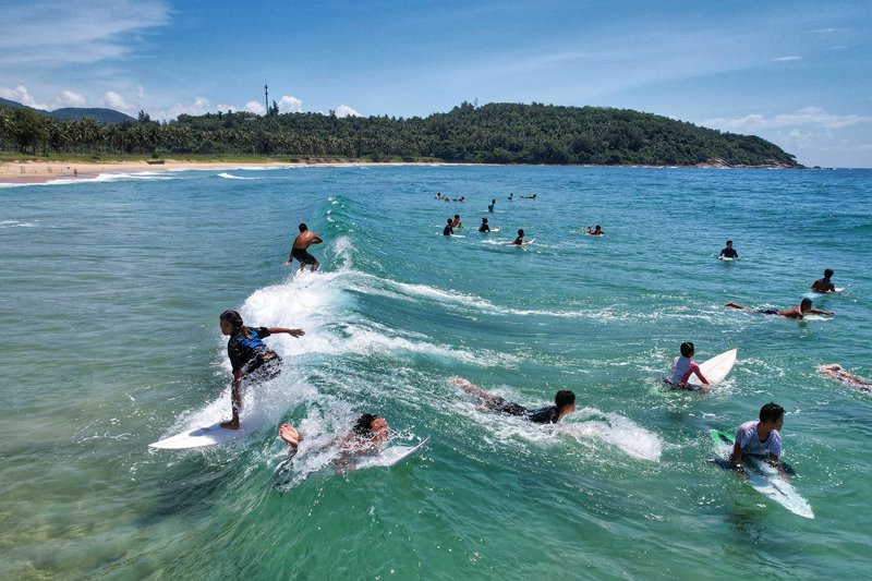 C'est le bon moment pour le surf d'été à Hainan