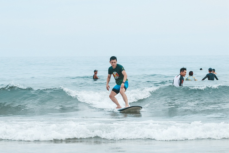 C'est le bon moment pour le surf d'été à Hainan