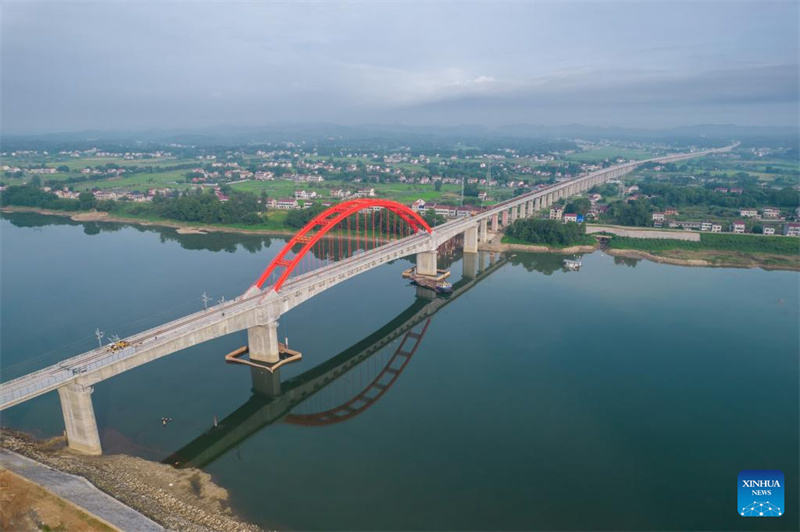 Hunan : le grand pont de Zishui le long de la ligne ferroviaire Changde-Yiyang-Changsha en construction