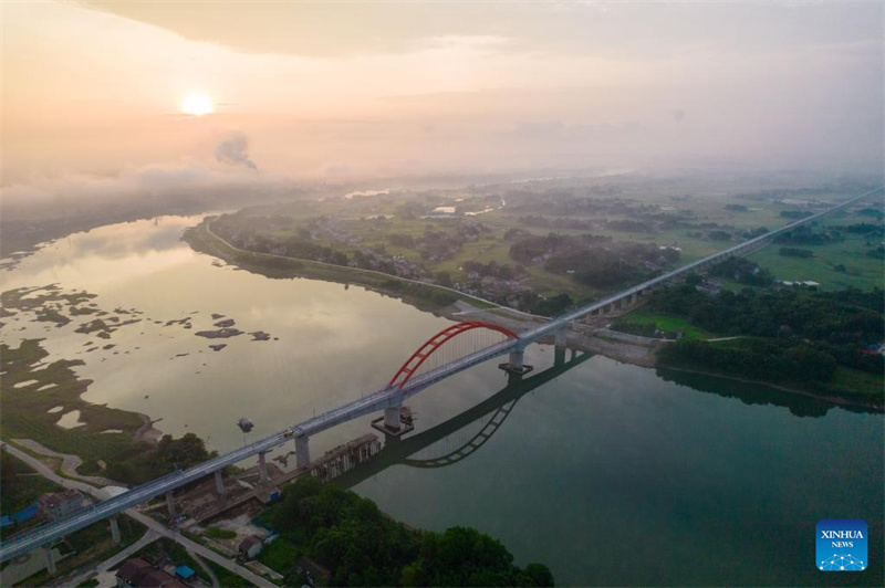 Hunan : le grand pont de Zishui le long de la ligne ferroviaire Changde-Yiyang-Changsha en construction