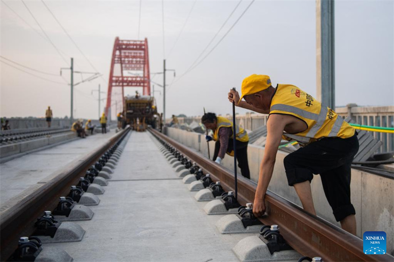 Hunan : le grand pont de Zishui le long de la ligne ferroviaire Changde-Yiyang-Changsha en construction