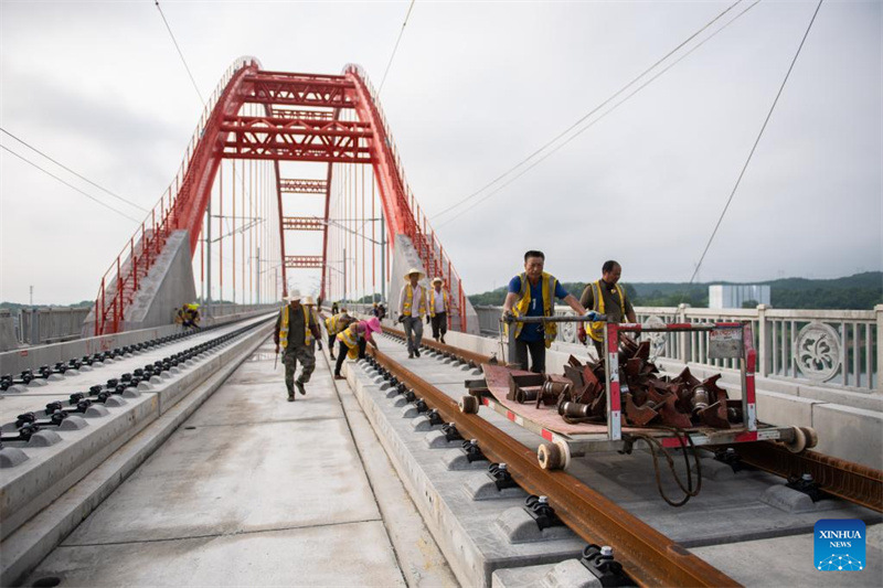 Hunan : le grand pont de Zishui le long de la ligne ferroviaire Changde-Yiyang-Changsha en construction