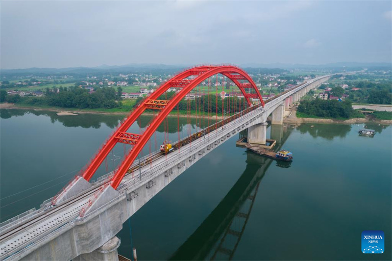 Hunan : le grand pont de Zishui le long de la ligne ferroviaire Changde-Yiyang-Changsha en construction