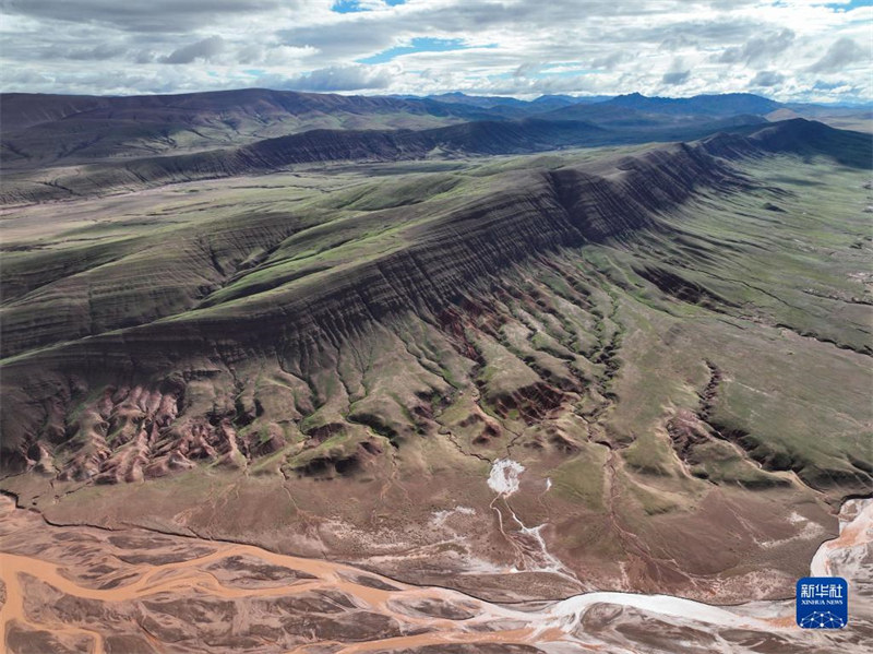 Une équipe d'expédition scientifique chinoise découvre pour la première fois des ? monts rouges ? très rares dans le nord-ouest de la Chine