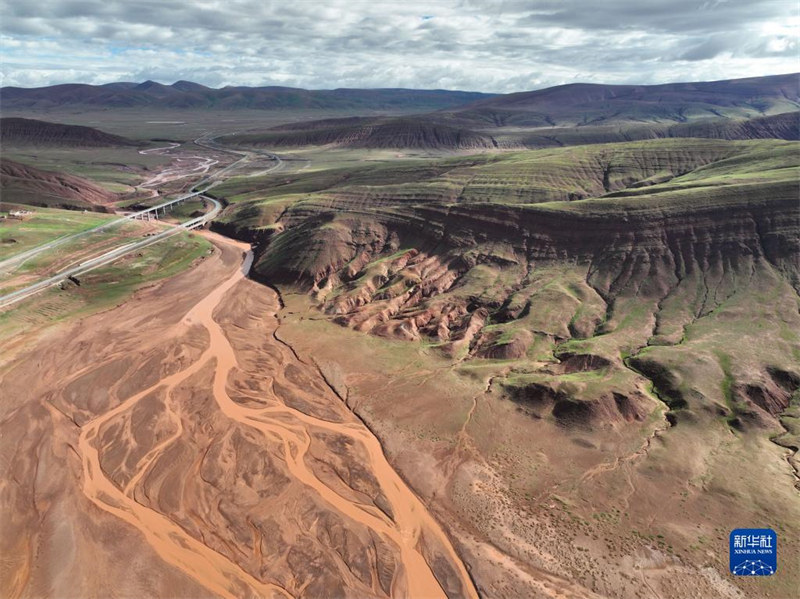 Une équipe d'expédition scientifique chinoise découvre pour la première fois des ? monts rouges ? très rares dans le nord-ouest de la Chine