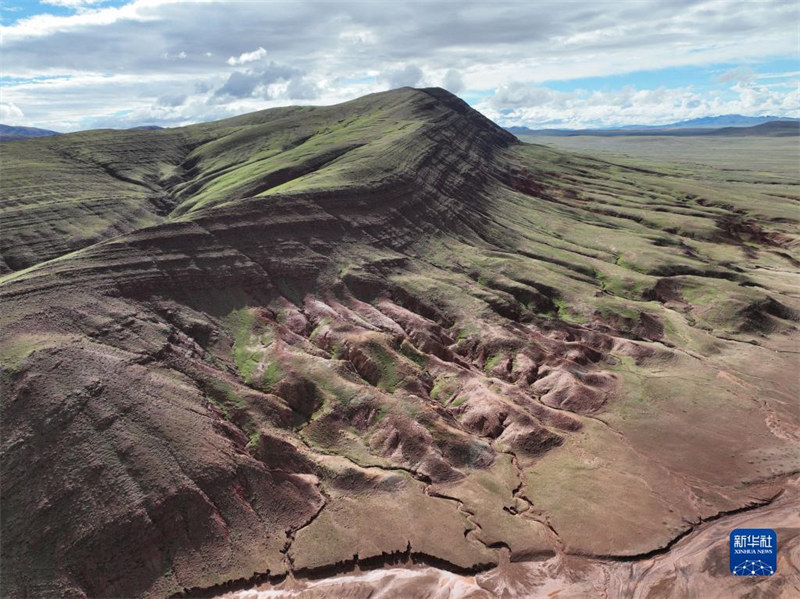 Une équipe d'expédition scientifique chinoise découvre pour la première fois des ? monts rouges ? très rares dans le nord-ouest de la Chine