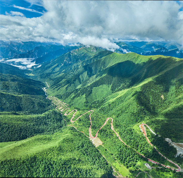 Sichuan : une section de route avec 28 tournants à Jiuzhaigou attire de nombreux touristes