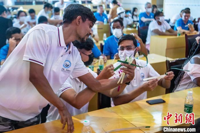 Sichuan: 48 enseignants et étudiants étrangers apprennent le tissage du bambou et la cuisine du Sichuan pour découvrir le charme de la culture de Bashu