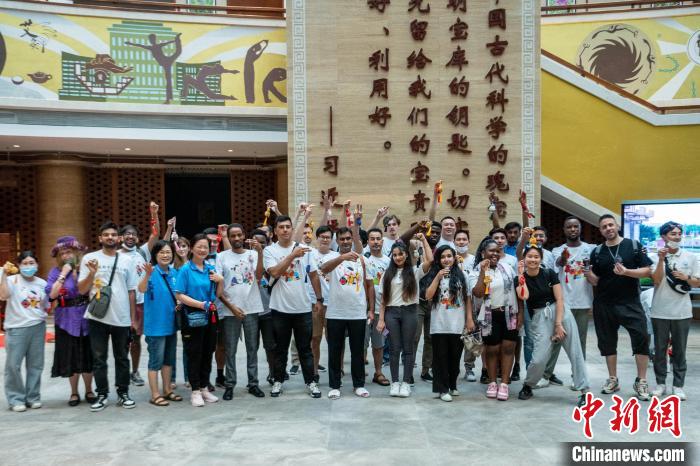 Sichuan: 48 enseignants et étudiants étrangers apprennent le tissage du bambou et la cuisine du Sichuan pour découvrir le charme de la culture de Bashu