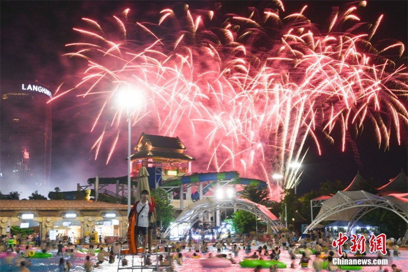 Hunan : la canicule revient à Changsha, des habitants admirent des feux d'artifice dans l'eau pour fuir les chaleurs de l'été