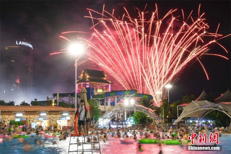 Hunan : la canicule revient à Changsha, des habitants admirent des feux d'artifice dans l'eau pour fuir les chaleurs de l'été