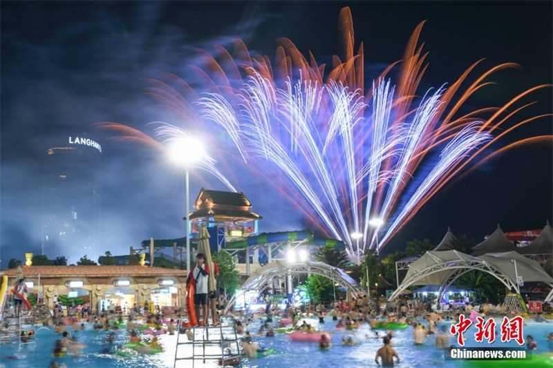 Hunan : la canicule revient à Changsha, des habitants admirent des feux d'artifice dans l'eau pour fuir les chaleurs de l'été