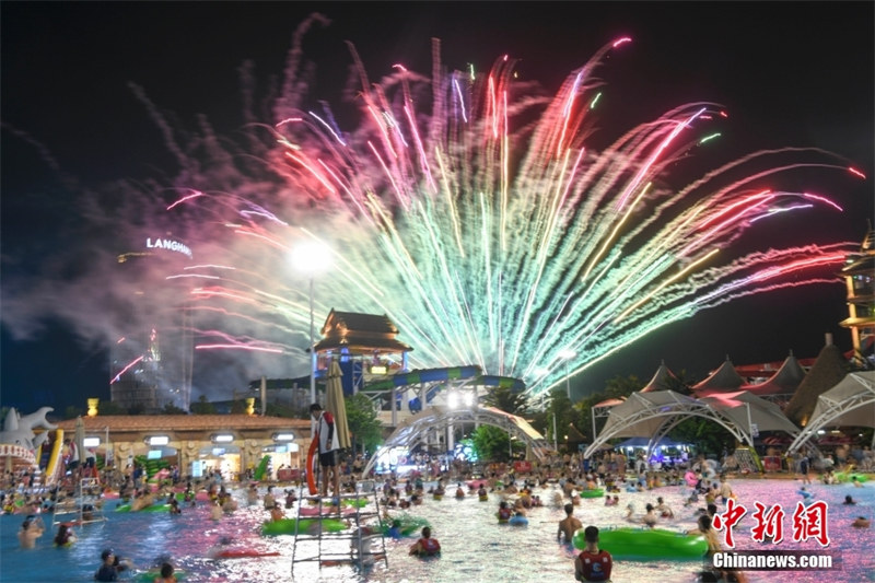 Hunan : la canicule revient à Changsha, des habitants admirent des feux d'artifice dans l'eau pour fuir les chaleurs de l'été