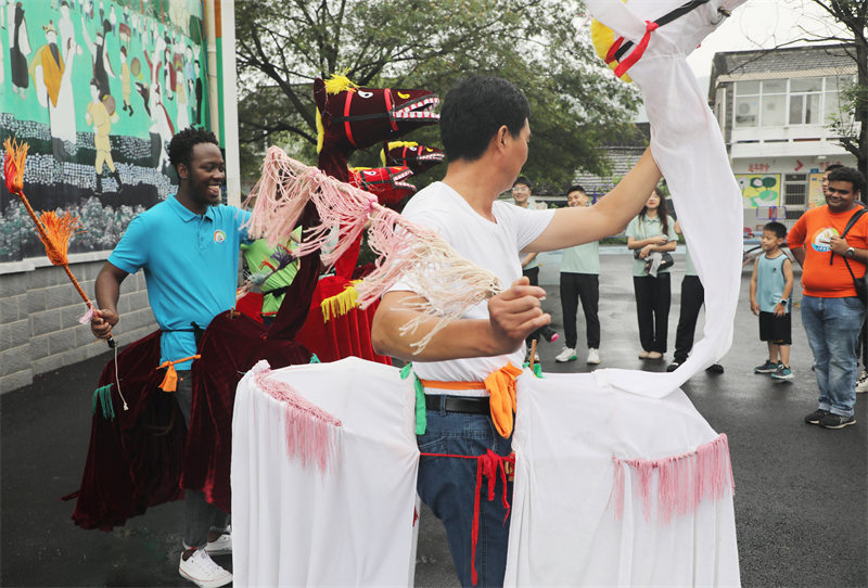 Jiangsu : des étudiants étrangers go?tent au charme des lanternes en forme de chevaux de Zhangshan à Zhenjiang