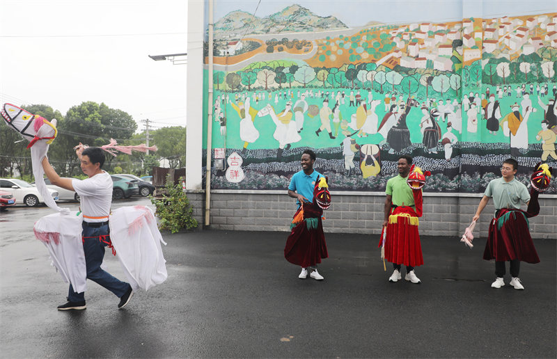 Jiangsu : des étudiants étrangers go?tent au charme des lanternes en forme de chevaux de Zhangshan à Zhenjiang