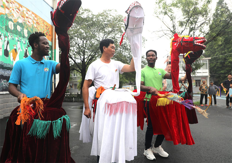 Jiangsu : des étudiants étrangers go?tent au charme des lanternes en forme de chevaux de Zhangshan à Zhenjiang