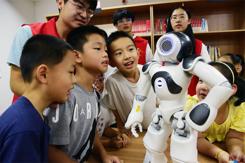 Jiangsu : des enfants passent de bonnes vacances d'été en jouant avec des robots à Zhenjiang