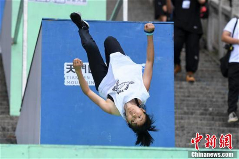 Hunan: 69 champions de parkour du pays montrent leurs compétences sur ? l'escalier du ciel ? de Zhangjiajie