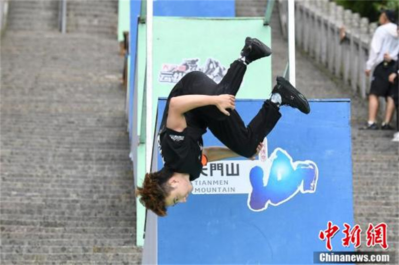 Hunan: 69 champions de parkour du pays montrent leurs compétences sur ? l'escalier du ciel ? de Zhangjiajie