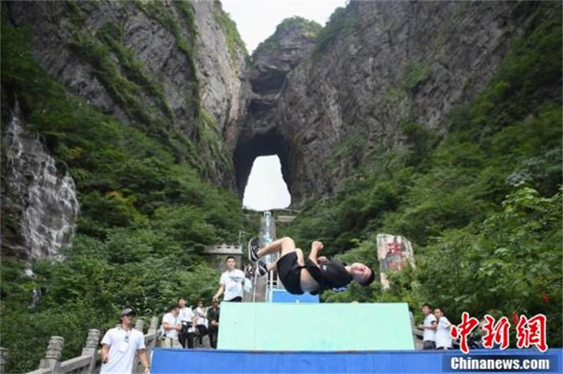 Hunan: 69 champions de parkour du pays montrent leurs compétences sur ? l'escalier du ciel ? de Zhangjiajie