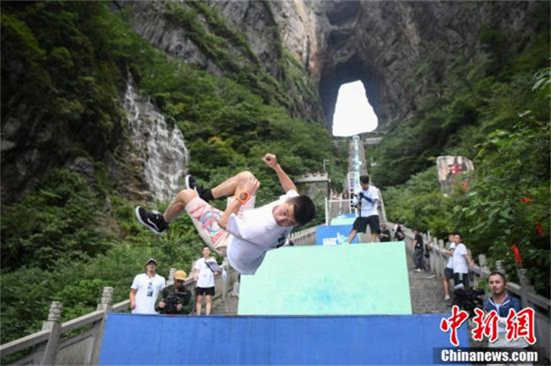 Hunan: 69 champions de parkour du pays montrent leurs compétences sur ? l'escalier du ciel ? de Zhangjiajie