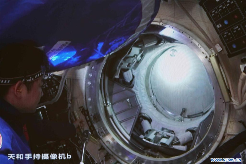 Les astronautes de Shenzhou-14 entrent dans le module laboratoire Wentian