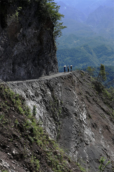 Chongqing : une route sur la falaise ouverte au trafic pour desservir des terres arables isolées