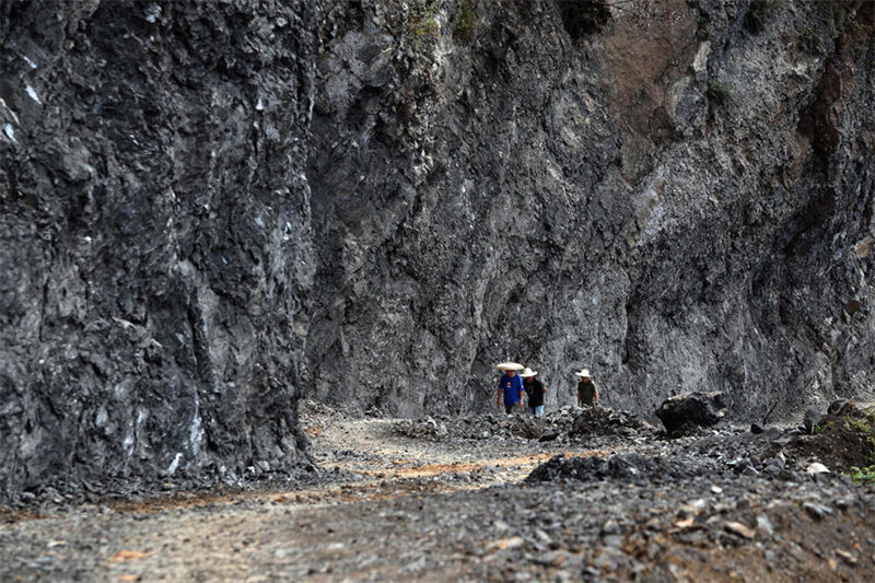 Chongqing : une route sur la falaise ouverte au trafic pour desservir des terres arables isolées