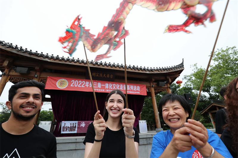 Zhejiang : des étudiants étrangers go?tent au charme du théatre d'ombres chinoises de Deqing