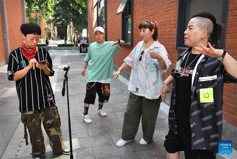 Henan : un groupe de danse de rue agé de 45 à 71 ans fait le buzz en ligne