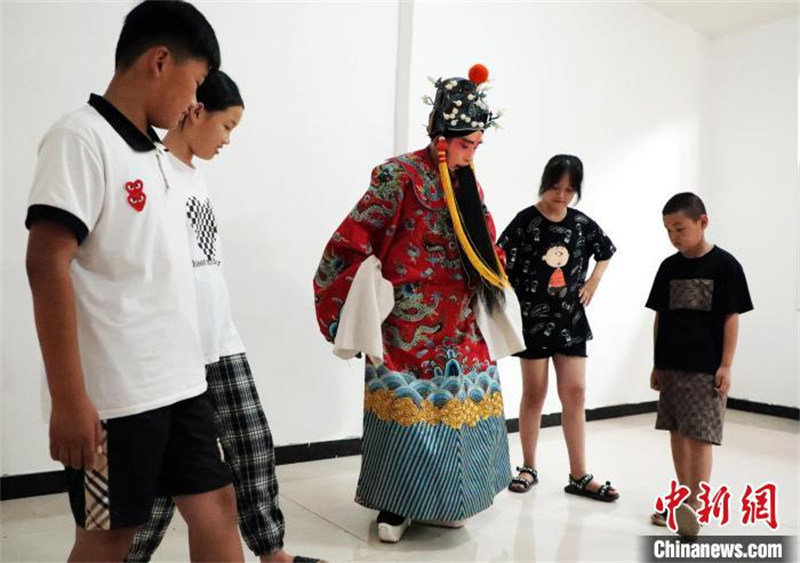 Hebei : des jeunes amateurs d'opéra découvrent le charme du ? Xilubangzi ?