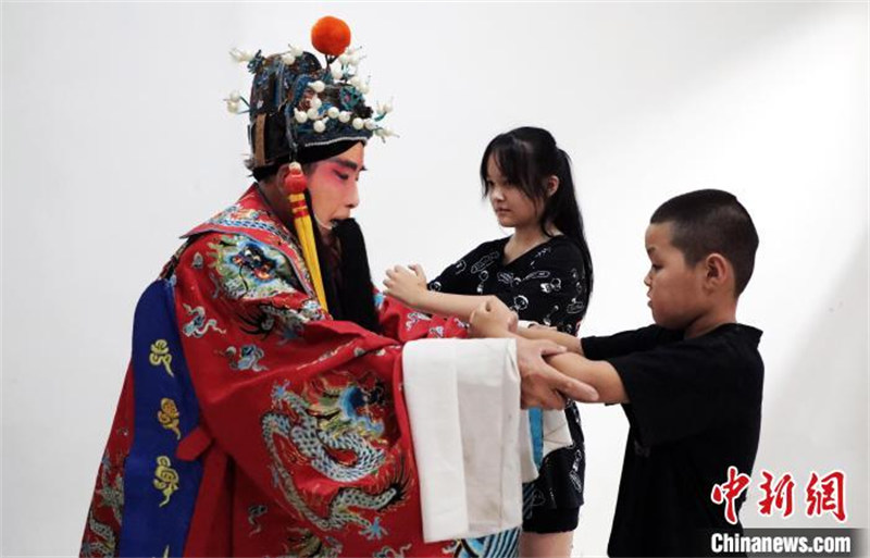 Hebei : des jeunes amateurs d'opéra découvrent le charme du ? Xilubangzi ?